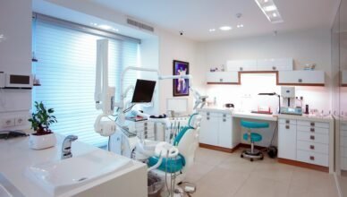 Į ką atkreipti dėmesį renkantis specialistą dantų implantams? 2 dantu implantai