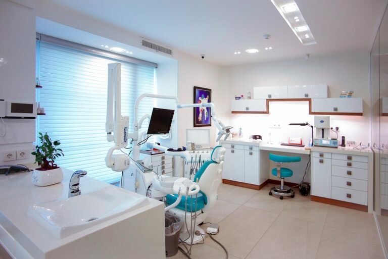 Į ką atkreipti dėmesį renkantis specialistą dantų implantams? 8 Į ką atkreipti dėmesį renkantis specialistą dantų implantams?