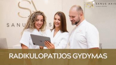 Šeimos gydytoja ir pacientai aptaria radiologijos gydymo galimybes naudojant planšetę.