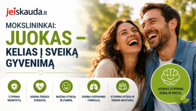 Dvi laimingos suaugusios moterys ir vyras juokiasi lauke, pabrėžiant juoko naudą sveikatai ir gerai nuotaikai, susijusi su sveikatos portalas Jeiskauda.lt.