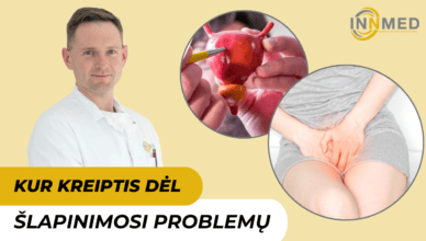 Gydytojas rodo šlapimo pūslę ir pacientas, turintis šlapinimosi problemų, nuotrauka, susijusi su tema Kur kreiptis dėl šlapinimosi problemų Vilniuje.